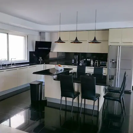 Stunning Private With Pool In Vila Antibes